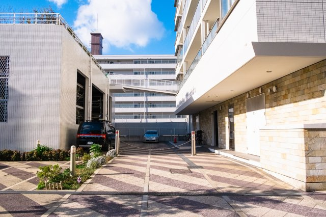 【敷地内駐車場】きちんと整備されたきれいな駐車場です！十分な広さがあり、車の出し入れもスムーズ！