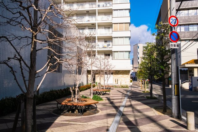 【周辺】敷地周辺を囲むように、ゆったりとした歩道状の公開空地が設けられています！ベンチもございます◎