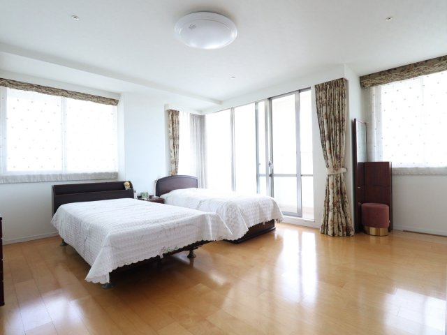 【洋室】窓の多い角部屋洋室は、約14.6帖と広く、開放感があります。
