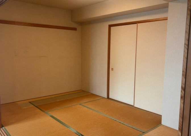 寝室でゆっくりと過ごすためにはベッド周りの適度な空間を担保することや窓の位置、照明の明るさ、寝室の広さなどを考える必要があります。自身や家族の構成とライフスタイルに併せて寝室にする部屋を選びましょう！