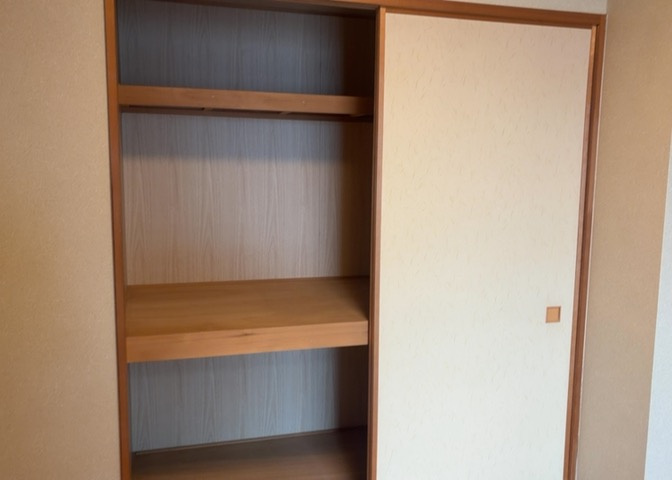 デザイン性を重視しすぎて収納が少なかった！なんてことにならないため、事前に現地で収納の数を確認しておくことをお勧めします。クローゼット以外にも床下収納や屋根裏収納、パントリーなどもチェックしましょう。