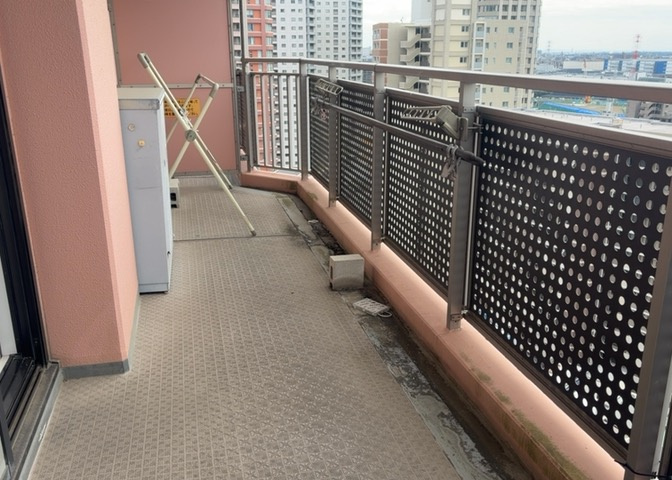 バルコニーは、室外の専用スペースのうち、「屋根がなく開放された空間」であるものを指します。ベランダより広いタイプのものが多く、日当たりもよいため家庭菜園などを楽しみたい人にとって適した環境となります。