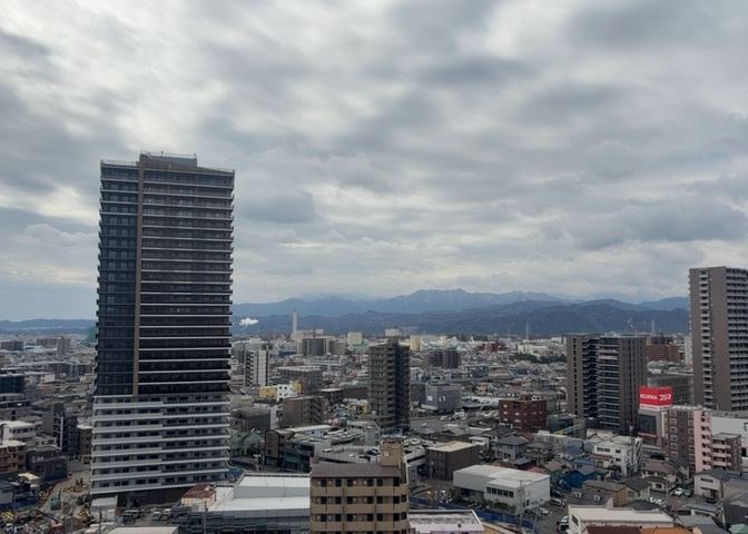 眺望の良さを楽しめるダイニングキッチンで家族団らんの時間を過ごしてはいかがでしょうか。バルコニーから見える景色を家族で眺める時間は、時間が経つのを忘れてしまいそうですね。是非、現地を見に行きましょう！
