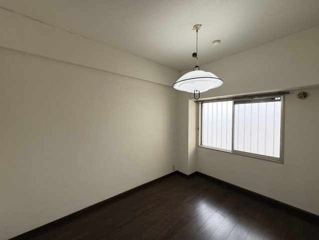 約6帖の洋室はシンプルな内装で家具配置がしやすい間取りです。寝室や子ども部屋、書斎としても活用することができます。窓からの採光も確保されており、明るく快適なプライベート空間を実現します。