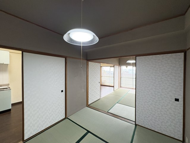 畳の香りが心地よい和室は、くつろぎの空間として最適です。押入収納も備わっており、布団や季節物の収納にも便利です。LDKと隣接しているため、生活動線もスムーズな間取りとなっています。