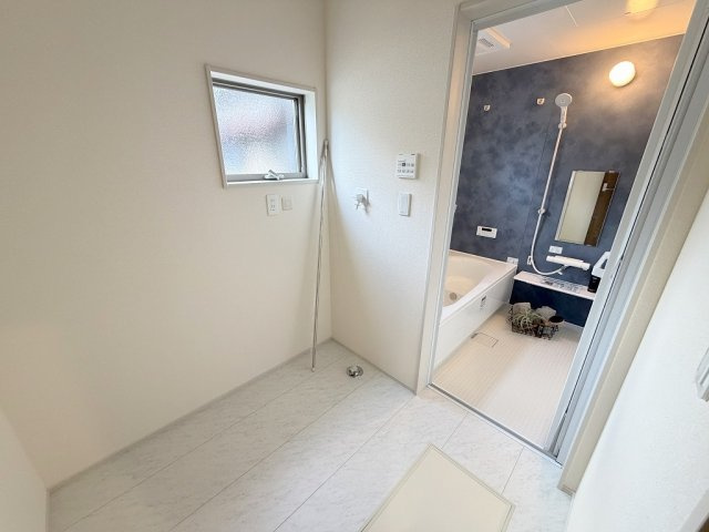 来客時も気兼ねなく使える洗面・脱衣所分離タイプ