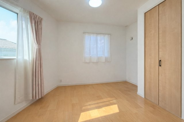6.2帖の広さを確保した洋室。2面採光により明るさと風通しを兼ね備え快適に過ごせます。ベッドや学習机を置いても圧迫感が少なく子供部屋にも主寝室にも対応可能。シンプルな内装でインテリアを選びません