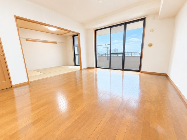 明るく開放感があるリビングダイニング。家具の配置もしやすい使い勝手の良いレイアウトです。