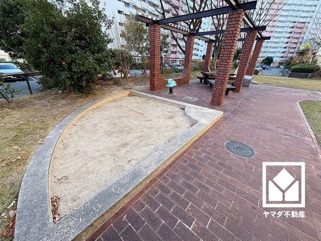 大規模な団地になっており、30号棟は海に面した立地。敷地内には遊具や広場のある緑豊かな公園が豊富に整備されており、子育て世帯の方にもお勧めです。