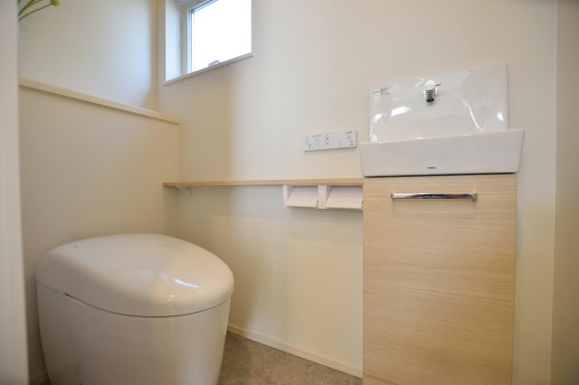 大きめの窓で採光がよく、換気もしやすいのでお掃除時にも便利！※施工イメージです