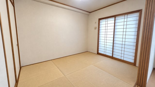 6帖のゆとりある和室。障子からやわらかな光が入り、畳ならではの落ち着いた雰囲気を感じられます。リビングに隣接しているため、くつろぎスペースや客間、お子様の遊び場など幅広い用途に活用しやすい一室です。　