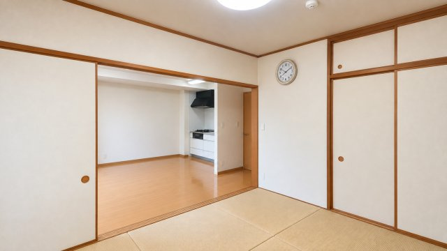 LDKとの間仕切りを開放することでリビングと一続きの空間として使える和室です。押入を備えている為布団や季節用品などの収納にも便利。普段は家族のくつろぎスペース必要な際には独立した居室として活用できます