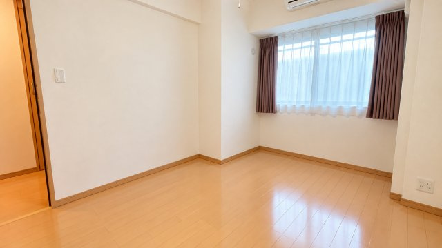 明るい木目調のフローリングと白を基調としたすっきりとした5.2帖の洋室です。窓から自然光が入り明るく落ち着いた雰囲気。ベッドやデスクなども配置しやすく寝室や子ども部屋、書斎など幅広い用途に活用できます