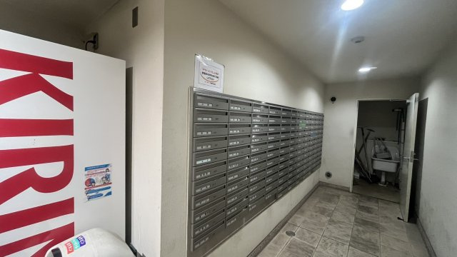 共用部には各住戸専用のメールボックスをまとめて設置。集合型のため郵便物を確認しやすく、日々の受け取りもスムーズです。建物内に設けられているため、外部から直接郵便物を取り出しにくい配置となっています。