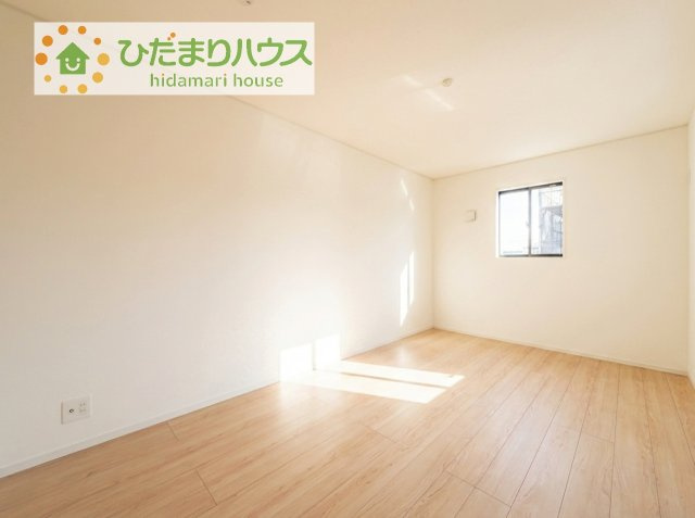 広めの主寝室は、ベッドの他にもパソコンデスクやドレッサーなども置けちゃいます(*^-^*)