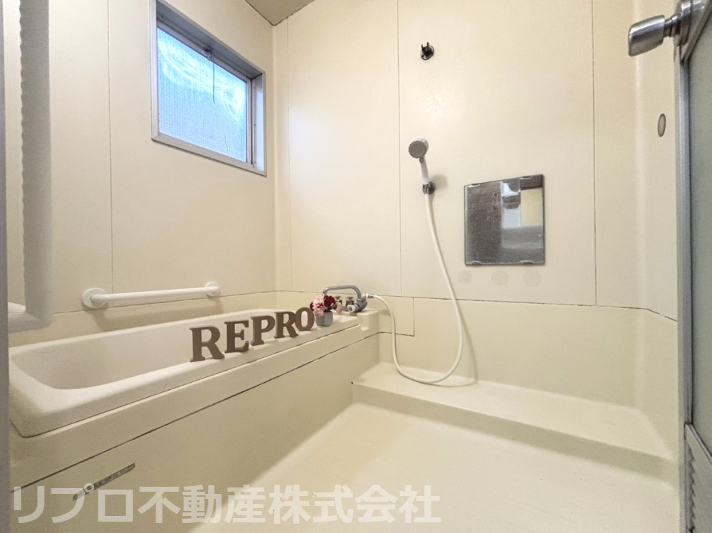 手すり付きで、小さいお子様からご高齢の方でも安心してお使いいただけます！