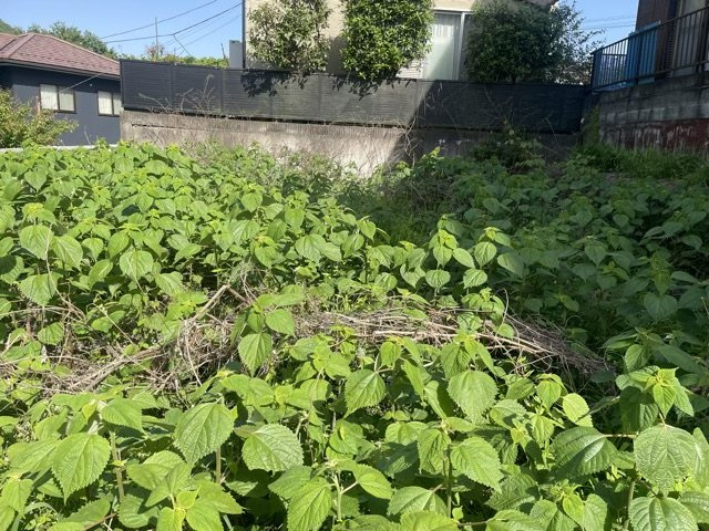 土地の形が極端に長細かったり、狭小地、あるいは道路との高低差がある傾斜地だった場合、後々売ろうとしても買い手がつかない場合もあります。後々、売却することになった時に価値の下がらない土地を選びましょう。