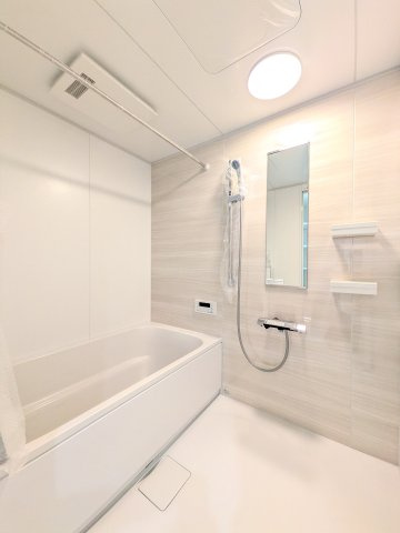 浴室換気乾燥機付きで浴室を乾かすことができますのでカビの抑制もでき、毎日のお手入れもラクラクです！