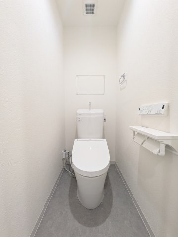 温水洗浄便座付トイレ交換済みです！程よい広さで落ち着ける色合いがいいですよ。