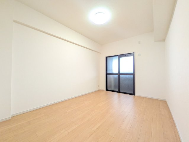 北側にある7．1帖の洋室。窓も大きく採光のあるお部屋で日中でも暗くなくお過ごしいただけそうです。