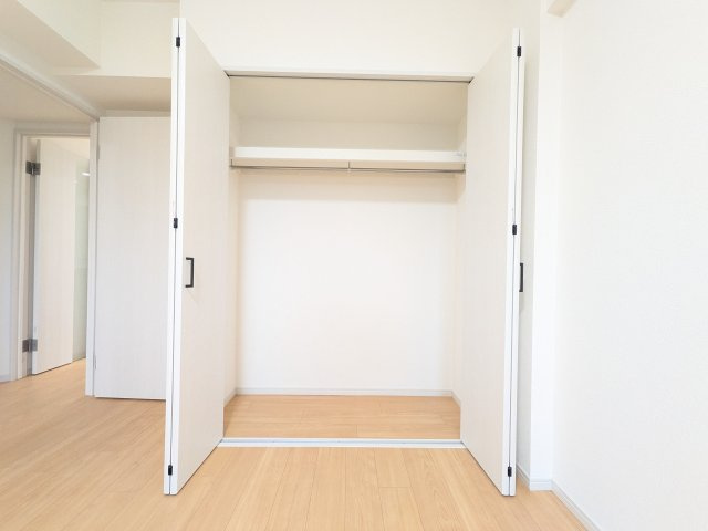7．1帖の洋室にあるクローゼット。パイプハンガーも設置されているので衣類も充分に収納いただけます！