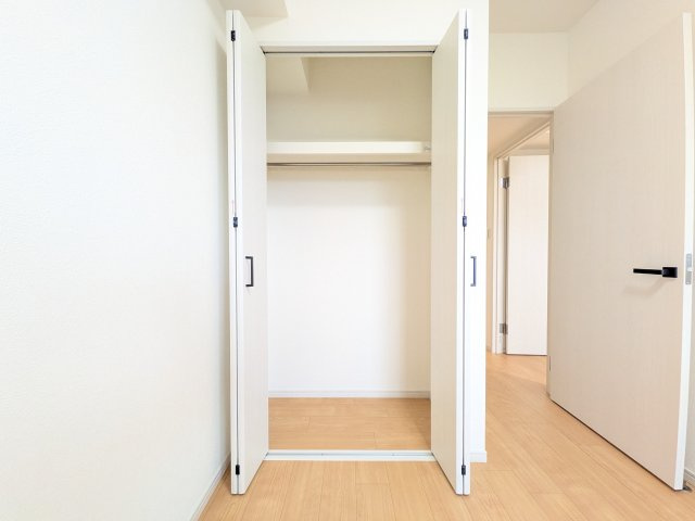 4．2帖の洋室にあるクローゼット。棚もあるので衣類だけでなくさまざまなものを収納いただけます！