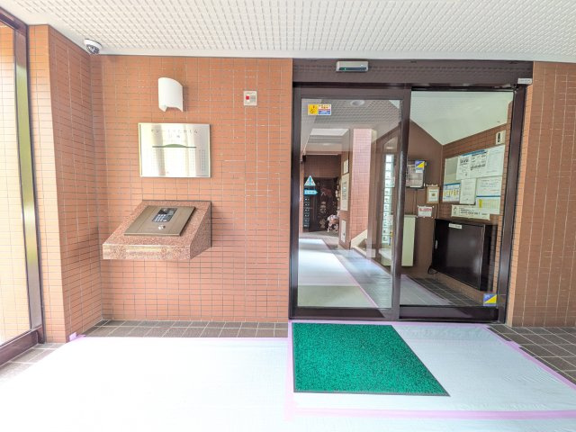 オートロック付きのマンションです。防犯カメラも設置されており、セキュリティ面も安心できますね！