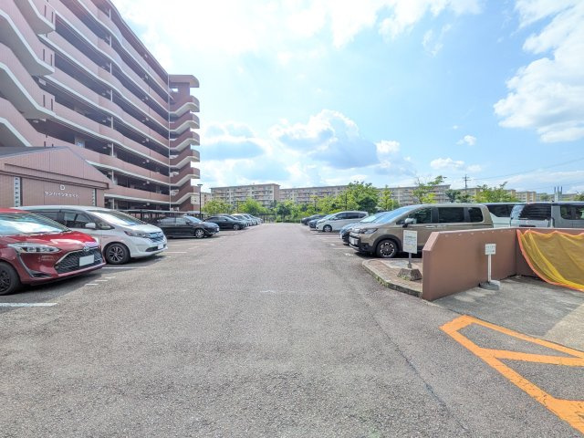 敷地内にある駐車場。1台利用できます！使用料は月額4500円です。お値打ち価格がいいですね！