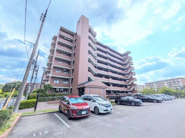 高蔵寺駅より北側に立地の8階建てのマンション。所在階は4階でエレベーター有。2階以上でお探しの方に◎