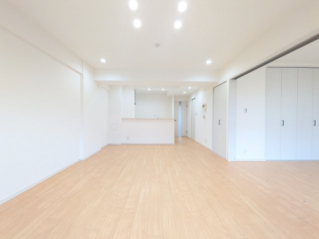 広さのある17帖のＬＤＫ。隣接する6．5帖の洋室の扉を開放すればリビングの一角としても使用可能です！