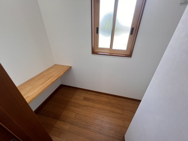 落ち着いた空間で書斎部屋として使用できます