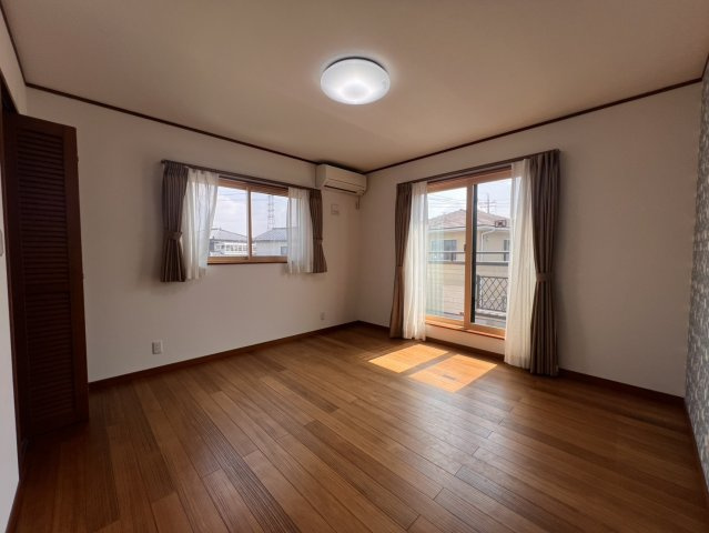 落ち着いた色調の洋室です