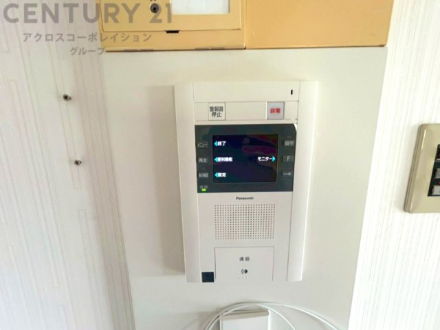 訪問者が来たときにテレビ画面で確認できるため、安心してドアを開けられます。録画機能があるものもあり、留守中に来訪者を記録しておくことができます。利便性が高く、セキュリティ面でも安心です。