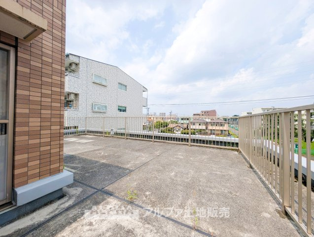 【Balcony】◆バルコニー◆日当たりの良いバルコニーは、洗濯物がよく乾くだけでなく、外の空気を感じながらひと息つける場所。暮らしに心地よい余白をもたらします。