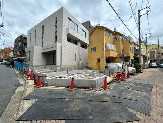 大規模再開発が進む「渋谷」駅が徒歩圏内の立地。西側・南側が道路に面しており、開放感に包まれた毎日を過ごせます。採光の取りやすさが、家族の健やかな暮らしを明るく照らします！