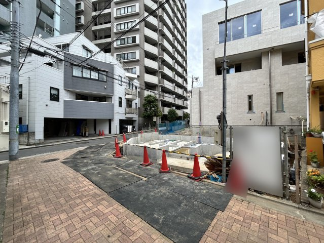 「セブンイレブン渋谷神泉町店」まで徒歩2分で、急な入り用にも困りません。周辺には病院や郵便局も点在し、暮らしを支える施設が徒歩圏内に充実。家族の安心がすぐそばにあります。