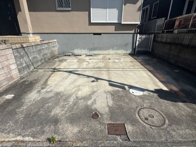広々とした駐車スペースで、車の出し入れもスムーズ。運転が苦手な方でも安心です◎