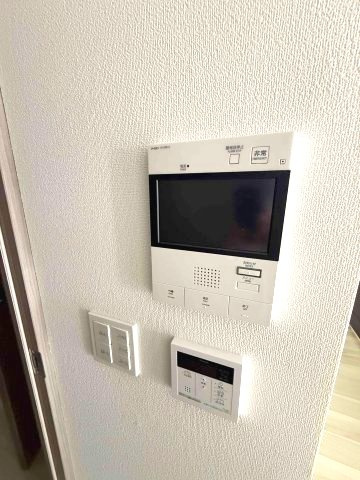 【TVモニター付きインターフォン】　来訪者を確認できるＴＶモニター付インターホンでセキュリティ面にも配慮。あると安心感があります。