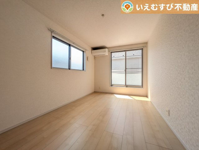 シンプルで明るいお部屋　2面採光で日当り良好！シンプルなお部屋なので自分で家具を選ぶのが楽しみですね！