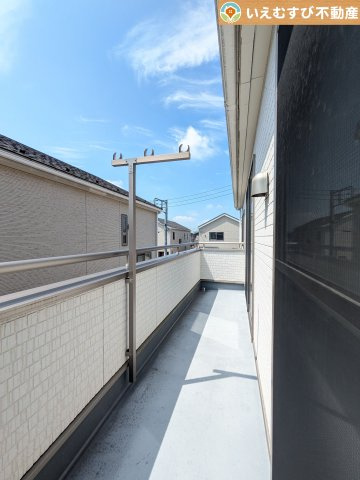 南バルコニーで毎日のお洗濯もラクラク快適　しっかり太陽の光が降り注ぐ南向きなのでお洗濯物が乾きやすい♪