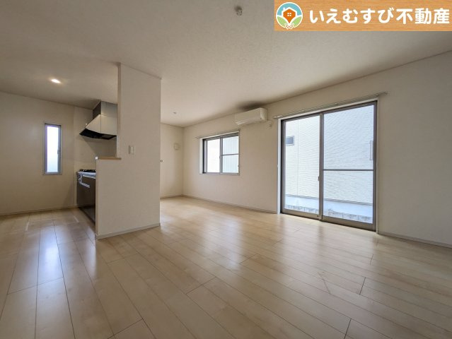 自然光で満たされる明るく開放感溢れるリビング　たっぷりの採光で明るい空間。家族みんなでくつろげます♪