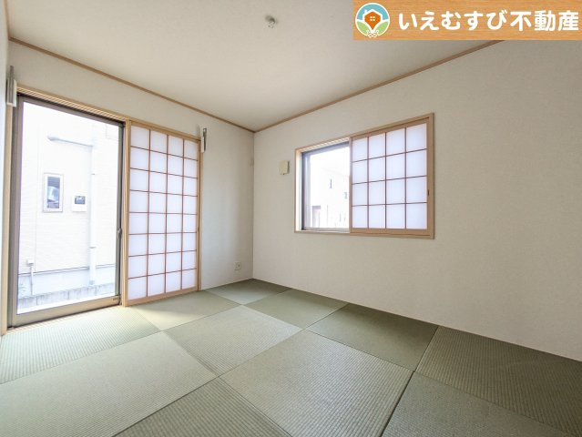 すぐ横になれる和室は、みんながほっと一息つける空間　ちょっとした休憩や来客時、お子様のお世話にも大活躍しそうですね♪