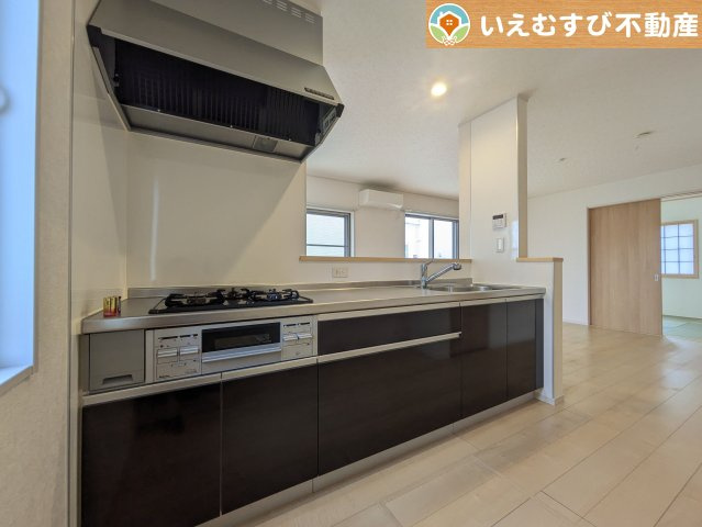 機能性収納性に溢れるキッチン　収納もたっぷり付いていてすっきり片付く！毎日楽しくお料理が出来そうです！