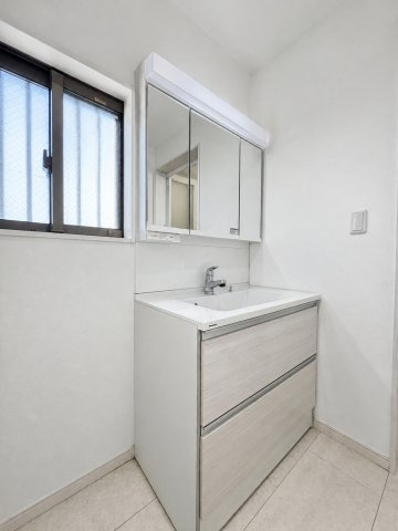 ◆毎日使う場所だから、機能的で使いやすさに配慮したパウダールーム。すっきりと使えるように収納も豊富にご用意しています。