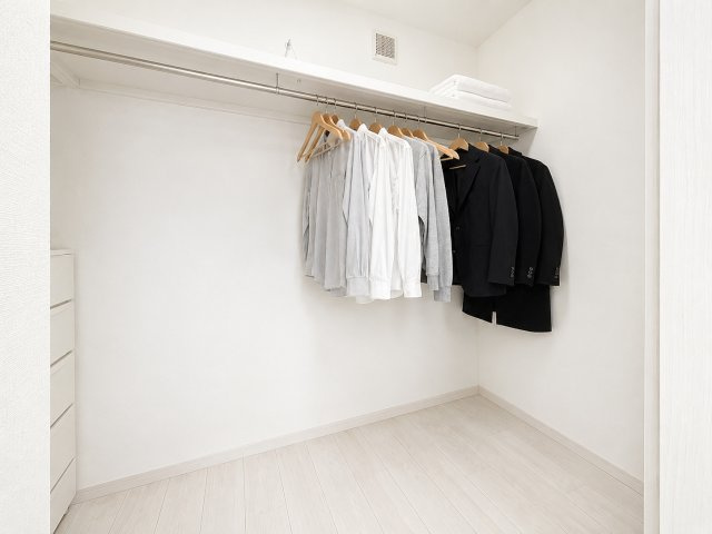 ハンガーパイプや棚を備えたウォークインクローゼットは、衣類を掛けたまま収納できるため出し入れもスムーズです。洋服やバッグ、小物までまとめて整理でき、住空間をすっきりと保てる収納力が魅力です。