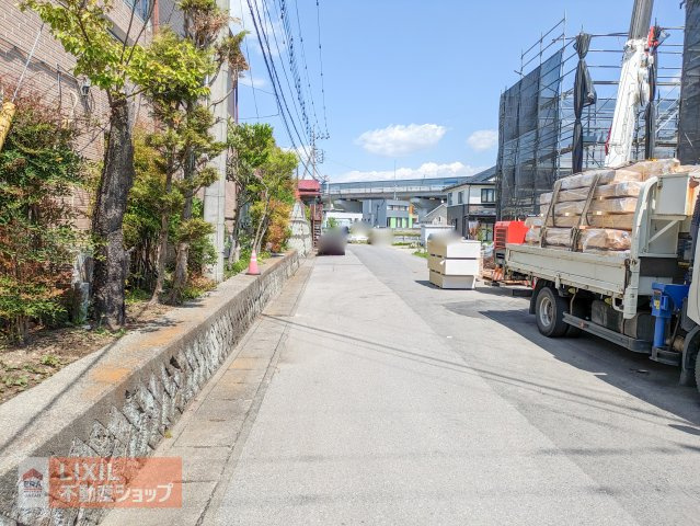 広々とした前面道路で見通し良好です♪
