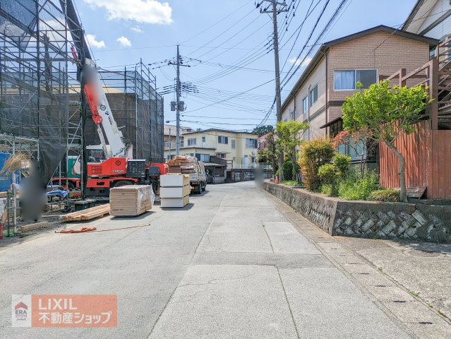 広々とした前面道路で見通し良好です♪