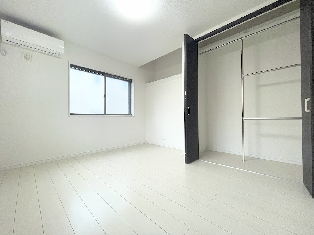 ◆室内はいつも明るい印象なので気持ちの良い朝を迎えられます。各部屋にはクローゼットを完備しており、収納が多いお家はすっきりして快適空間です。