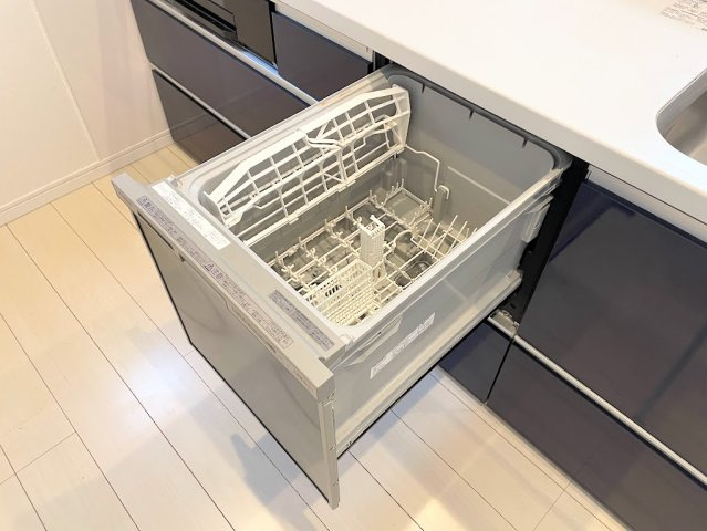 ◆食後の食器洗いは食洗機にお任せ！ご家族と団らんの時間を。家事の時短に効果大の食洗器付き。高温洗浄、節水効果もございます。