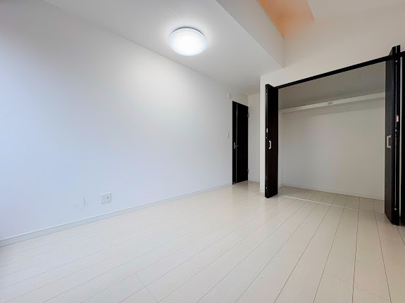 ◆室内はいつも明るい印象なので気持ちの良い朝を迎えられます。各部屋にはクローゼットを完備しており、収納が多いお家はすっきりして快適空間です。